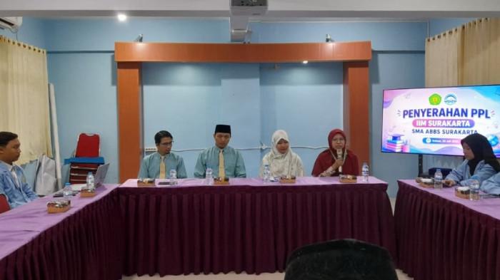MAHASISWA MENGAJAR - STIA Al Abidin bersama Institut Islam Mamba'ul Ulum (IIM) Surakarta resmi menyerahkan mahasiswa Praktik Pengalaman Lapangan (PPL) Tahun 2026 di SMA ABBS Surakarta, Selasa (28/7/2026). (Istimewa)