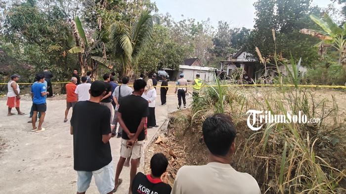 REKONSTRUKSI – Polisi menggelar rekonstruksi kasus pembunuhan dan perampokan Bilqis Rajiansyah (11) di rumah Dukuh Bromoasri, Desa Dawung, Kecamatan Jenar, Sragen, Jawa Tengah, Rabu (29/7/2026). Sejumlah petugas Resmob dan INAFIS Polres Sragen terlihat berada di lokasi yang telah dipasangi garis polisi. (TribunSolo.com/Mardon Widiyanto)