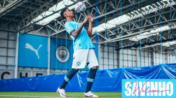 GABUNG CITY- Nama Savinho makin disorot dunia setelah dia bergabung dengan Manchester City pada pekan ini.  Bergabung Citizens adalah impiannya, terutama dia ingin bermain dengan klub yang pernah diperkuat oleh idolanya, Riyad Mahrez. Diakui oleh Savinho, Mahrez adalah pemain yang menjadi inspirasi baginya.