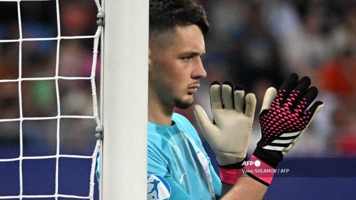 Kiper Inggris James Trafford memberi isyarat selama pertandingan sepak bola final Kejuaraan U-21 Eropa UEFA antara Inggris vs Spanyol di Batumi Arena di Batumi pada 8 Juli 2023. Vano SHLAMOV / AFP