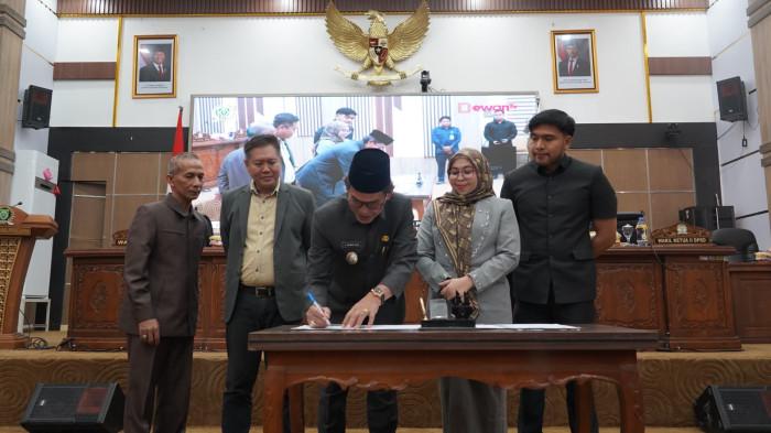 Wakil Bupati Balangan, Akhmad Fauzi menandatangani kesepakatan Perubahan KUA-PPAS APBD
