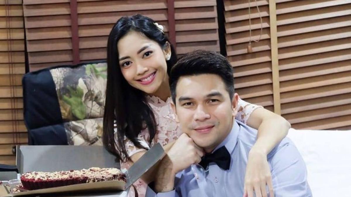 KISAH ARTIS - Kabar bahagia datang dari aktor Jonathan Frizzy yang dikabarkan segera menikah lagi dengan Ririn Dwi Ariyanti.
