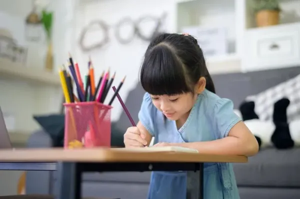 Ilustrasi menulis di kertas
