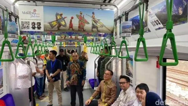 Kolaborasi promosi pariwisata Malaysia oleh Tourism Malaysia, KAI Commuter, dan AMG pada 20 rangkaian KRL