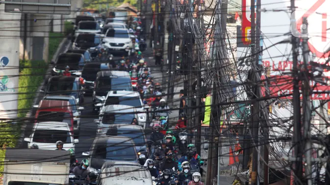 Ilustrasi Kabel utilitas semrawut melintang di atas Jalan Ciledug Raya. (Liputan6.com/Johan Tallo)