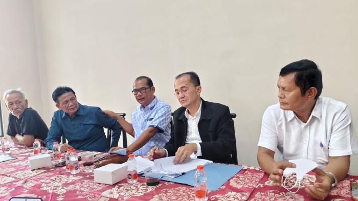 Kuasa hukum Anggota DPRD Kota Medan Antonius Devolis Tumanggor, Fernando Raja Sipahutar dan Lantur Tumangger SH MH buka suara soal tuduhan penganiayaan terhadap kliennya dalam konferensi pers di Kantor Building Sopo, Jalan Mesjid, Medan, Senin (29/6/2026).
