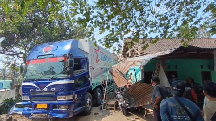TABRAK BANGUNAN - Sebuah truk mengalami insiden kecelakaan saat melintasi tanjakan di Jalan Raya Karanggede-Salatiga, Dusun Bawangan, Desa Reksosari, Kecamatan Suruh, Kabupaten Semarang, Rabu (29/7/2026) sekira pukul 11.20. Truk itu diduga gagal menanjak saat melaju dari arah Klego menuju Salatiga dan menghantam sebuah bangunan.