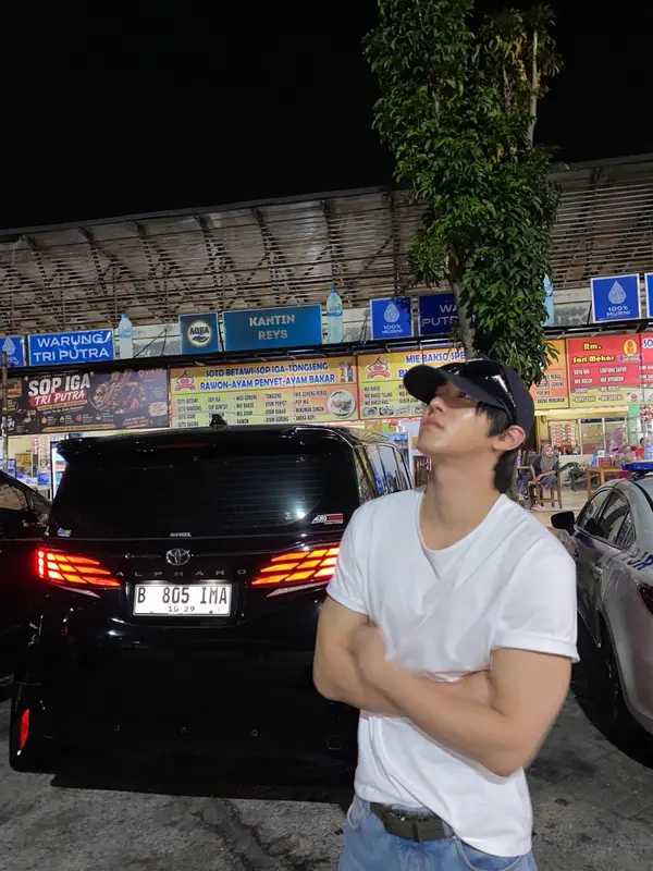 Outfit simple Ahn Hyo Seop yang dibilang cocok jadi cowok lokal. (instagram.com/imhyoseop)