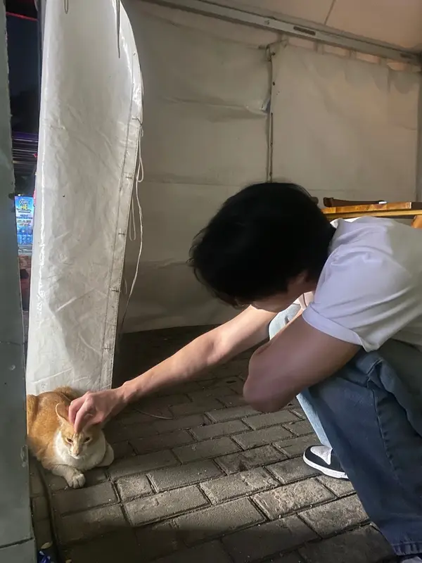 Ahn Hyo Seop memadukan kaos putih polos dan celana jeans saat menghabiskan waktu istirahat di tol Cipularang. (instagram.com/imhyoseop)