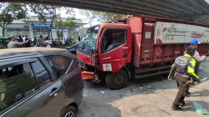 LAKA MAUT - Truk yang terlibat kecelakaan maut di Jalan Soekarno Hatta dekat Terminal Leuwipanjang, Bandung, Jawa Barat, Rabu 29 Juli 2026 siang. Setidaknya 1 orang tewas, truk menabrak 5 mobil dan sejumlah motor dan gerobak.