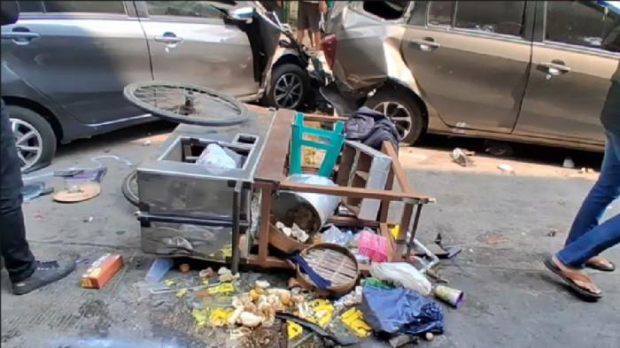 TERGULING - Sebuah gerobak baso tahu terguling setelah terlibat dalam kecelakaan beruntun di Jalan Soekarno-Hatta dekat Terminal Leuwipanjang, Kota Bandung, Jawa Barat, Rabu 29 Juli 2026. Satu orang tewas dalam kecelakaan tersebut.