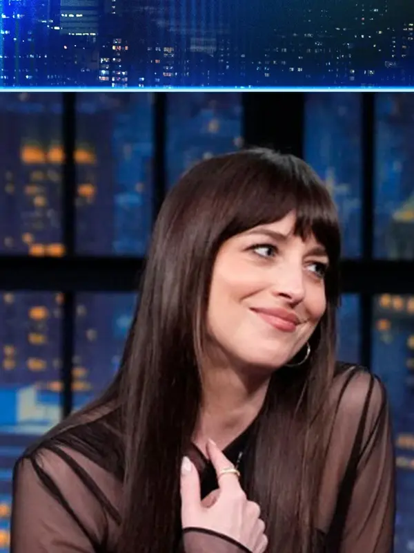 Dakota Johnson mengenakan gaun balas dendam ala Putri Diana usai dirumorkan putus dari Chris Martin. (dok. Instagram @latenightseth/https://www.instagram.com/p/DKkomc-v_tj/)