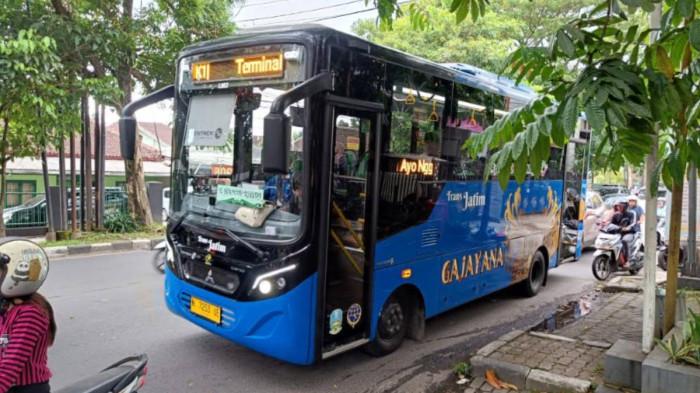 TAMBAH KORIDOR BARU - Bus Trans Jatim koridor Malang Raya saat melintas di Jalan Wiyono, Kecamatan Blimbing Kota Malang pada Senin (16/3/2026). Pemerintah Provinsi Jawa Timur berencana akan menambah dua koridor bus Trans Jatim di tahun 2026, melengkapi satu koridor Bus Trans Jatim di Malang Raya