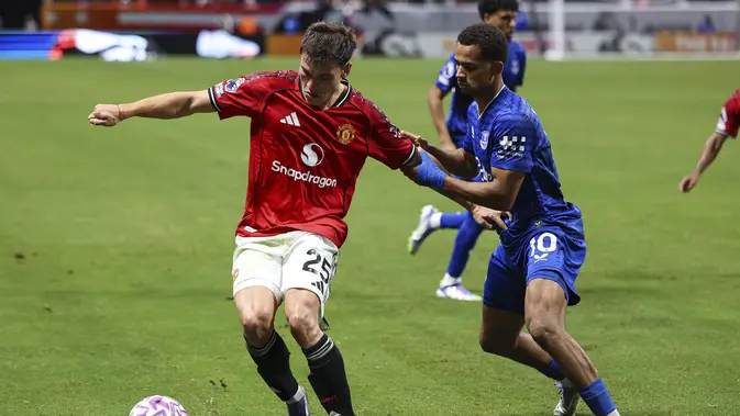 Gelandang Manchester United, Manuel Ugarte (kiri), bersiap mengoper bola saat gelandang Everton, Iliman Ndiaye (kanan), mencoba menghadang pada pertandingan Premier League Summer Series, Senin, 4 Agustus 2025, di Atlanta. (AP Photo/Colin Hubbard)