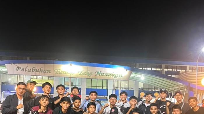 SEPAK BOLA a Coach Nunukan Football Academy, Hermansyah Muchlis (Coach Manca), bersama manajemen dan 17 pemain asal Kabupaten Nunukan berfoto sebelum bertolak menuju Samarinda untuk mengikuti seleksi Elite Pro Academy (EPA) Borneo FC Liga 1 di Pelabuhan Tunon Taka, Nunukan