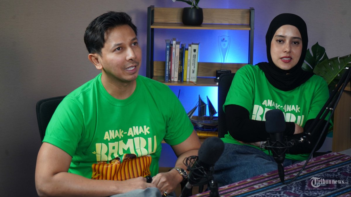 SI PALING SELEB - Aktor Sonny Septian (kiri) dan Fairuz A. Rafiq berikan keterangan tentang film baru mereka yang berjudul Anak-anak Bambu di Studio Tribun Network, Jalan Palmerah Selatan, Jakarta Pusat, Senin (6/7/2026). Dalam keterangannya, Sonny banyak membahas tentang karakter Baskara yang dimainkannya dalam film tersebut, sedangkan Fairuz banyak membahas tentang karakter Bilqis yang juga terdapat dalam film tersebut. TRIBUNNEWS/LENDY RAMADHAN