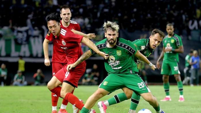 Pemain Persebaya Surabaya Diogo Ramalho berebut bola dengan pemain Persija Jakarta saat laga pertama babak penyisihan Grup B Piala Presiden 2026 yang berakhir dengan skor 1-0 di Stadion Gelora Bung Tomo Surabaya, Minggu (26/7/2026) malam.(KOMPAS.COM/SUCI RAHAYU)