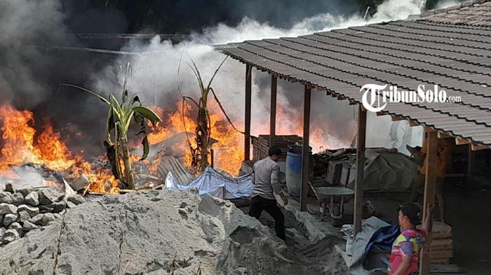 KEBAKARAN - Kebakaran melanda gudang penampungan limbah rongsok milik Yayasan Arsada Media Umat di Dukuh/Desa Tempursari, Kecamatan Sambi, Kabupaten Boyolali, Jawa Tengah, Rabu (29/7/2026). Peristiwa tersebut mengakibatkan kerugian materiil yang ditaksir mencapai sekitar Rp50 juta.