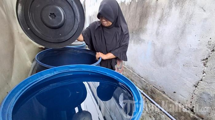 IMBAU TERAPKAN 3M- Warga yang memiliki penyimpanan air diimbau menutup rapat agar tak ada jentik nyamuk hidup dan mengantisipasi pertumbuhan nyamuk penyebab DBD, Selasa (28/7/2026).