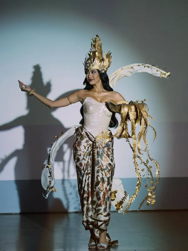Kostum nasional Miss Supranational Indonesia 2026, Agnes Aditya Rahajeng. (dok. Instagram @officialputeriindonesia
 fotografer: @iveenven26 @upnow.ind)