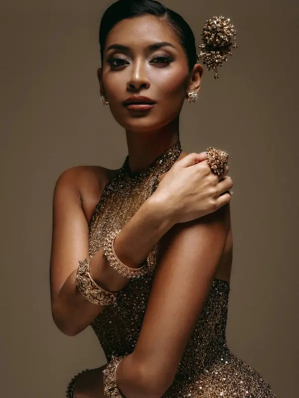 Miss Supranational Indonesia 2026 Agnes Rahajeng mengenakan gaun rancangan Hian Tjen. (dok. Instagram @officialputeriindonesia Fotografer @andrarmd)