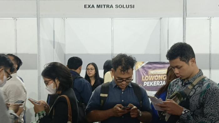 JOB FAIR 2026 - Para pencari kerja yang mengikuti kegiatan job fair atau bursa kerja di GOR Ciracas, Jakarta Timur, Selasa (28/7/2026). TRIBUNJAKARTA.COM/BIMA PUTRA