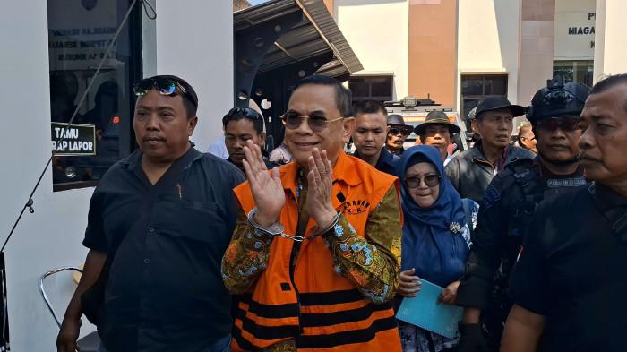 SAPA LOYALIS - Senyum sumringah Bupati Non Aktif Sudewo sembari bertepuk tangan saat bertemu loyalis di Tipikor Semarang, Senin (27/7/2026)/TRIBUN JATENG /REZANDA AKBAR D.