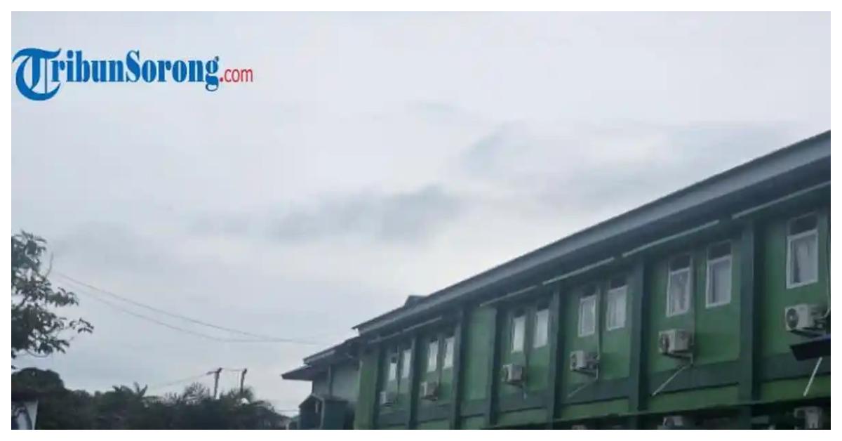 PRAKIRAAN CUACA - Kondisi cuaca Minggu (12/04/2026) di kawasan MtsN Model Sorong, Remu Sel., Kecamatan Sorong Manoi, Kota Sorong, Papua Barat Daya pukul 09:10 WIT. BMKG memprakirakan, Kota Sorong, Provinsi Papua Barat Daya bakal diguyur hujan pada Rabu (10/6/2026).