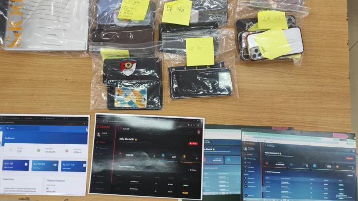 BARANG BUKTI- Sejumlah barang bukti kasus promosi judi online menggunakan akun palsu (fake account) dan buzzer ditampilkan dalam konferensi pers di Mapolda Sumbar, Padang, Rabu (29/7/2026).