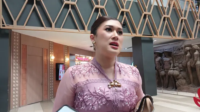 Kusuma Anjani dalam Acara Merayakan Kebaya, Merayakan Pesona Perempuan Indonesia yang diselenggarakan Mustika Ratu bersama Sarinah dalam rangka Hari Kebaya Nasional 2026 di Sarinah Thamrin, Jakarta, Jumat (24/7/2026). (Liputan6.com/Nurri Indah) Kusuma Anjani dalam Acara Merayakan Kebaya, Merayakan Pesona Perempuan Indonesia yang diselenggarakan Mustika Ratu bersama Sarinah dalam rangka Hari Kebaya Nasional 2026 di Sarinah Thamrin, Jakarta, Jumat (24/7/2026). (Liputan6.com/Nurri Indah)