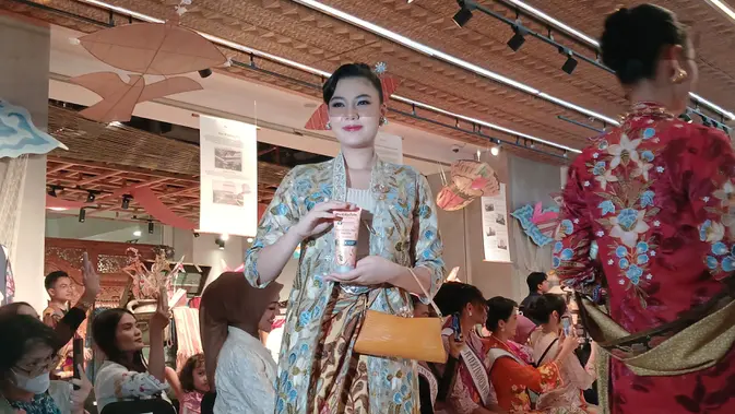 Acara Merayakan Kebaya, Merayakan Pesona Perempuan Indonesia yang diselenggarakan Mustika Ratu bersama Sarinah dalam rangka Hari Kebaya Nasional 2026 di Sarinah Thamrin, Jakarta, Jumat (24/7/2026). (Liputan6.com/Nurri Indah) Acara Merayakan Kebaya, Merayakan Pesona Perempuan Indonesia yang diselenggarakan Mustika Ratu bersama Sarinah dalam rangka Hari Kebaya Nasional 2026 di Sarinah Thamrin, Jakarta, Jumat (24/7/2026). (Liputan6.com/Nurri Indah)