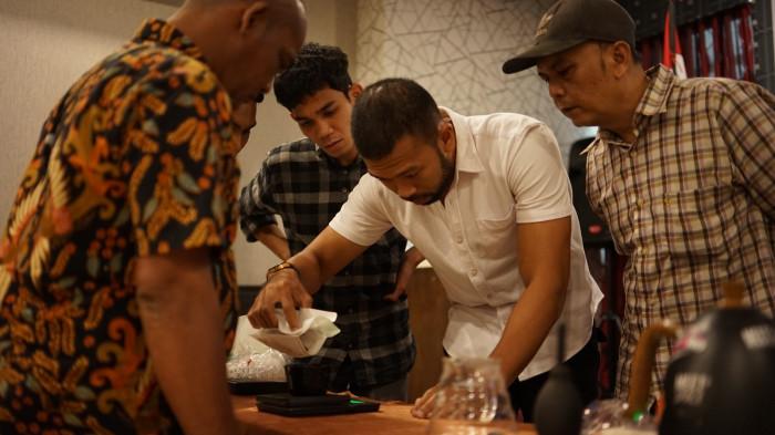Pelatihan penggunaan mesin kopi.
