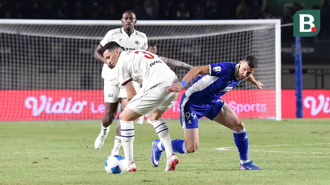 Duel sengit striker anyar Persib Bandung, Balsa Sekulic (99), dengan pemain Arema FC, Diego Landis, dalam laga Grup A Piala Presiden 2026 di Stadion Si Jalak Harupat, Soreang, Kabupaten Bandung, Sabtu (25/7/2026) malam. Persib berhasil memenangi pertandingan dengan skor tipis 1-0 berkat gol Uilliam Barros pada menit ke-23. (Bola.com/Erwin Snaz)