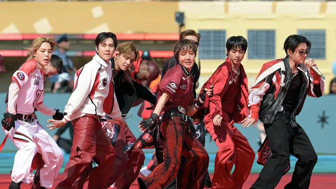 BTS tampil di Final Piala Dunia 2026. (JUAN MABROMATA / AFP)