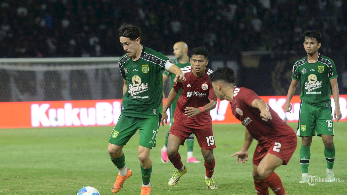 SAMA KUAT - Pemain Persebaya Rivera (kiri) berusaha menghindari pemain Persija Jakarta Ilham Rio (kanan) pada pertandingan Piala Presiden 2026 di Stadion Gelora Bung Tomo (GBT) Surabaya,Minggu (26/7/26) malam. Pada laga Grup B ini pertandingan berakhir dengan kemenangan Persebaya atas Persija dengan skor akhir 1-0. (SURYA/HABIBUR ROHMAN)
