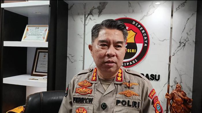 KORUPSI- Kabid Humas Polda Sumut Kombes Ferry Walintukan ketika diwawancarai soal personel Polres Labuhanbatu Selatan ditahan Kejari Labusel dugaan korupsi Rp 1,9 Miliar, Rabu (29/7/2026). Pihaknya menunggu putusan pengadilan untuk menentukan sanksi terhadap personel aktif.