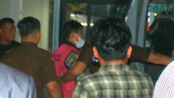KASUS KORUPSI- Kejaksaan Negeri Labuhanbatu Selatan menahan seorang anggota polisi sebagai tersangka dana bantuan sosial. Tersangka adalah Bripka YML (31), yang merupakan personel Polres Labuhanbatu Selatan.