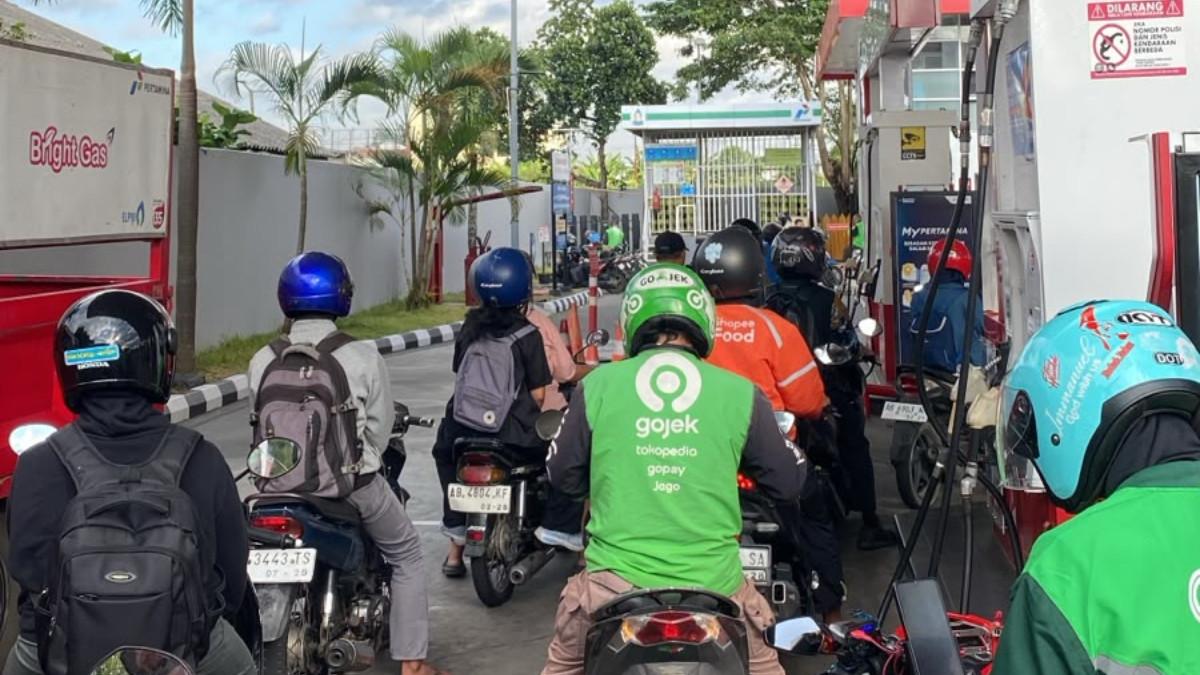 Pantauan TribunStyle.com di SPBU Lempuyangan, Yogyakarta pada Jumat (24/7/2026), sejumlah pengendara terlihat mengantre untuk mendapatkan Pertalite. 