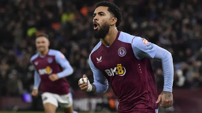 Selebrasi gelandang Aston Villa, Douglas Luiz setelah mencetak gol ke gawang Manchester United pada laga pekan ke-24 Premier League 2023/2024 di Villa Park, Birmingham, Minggu (11/2/2024). (AP Photo/Rui Vieira)