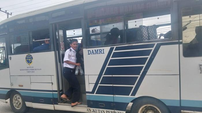 JADWAL DAMRI - Tampak Bus Damri akan berangkat melalui terminal di kawasan Pasar Induk, Jalan Sengkawit, Tanjung Selor Hilir, Kecamatan Tanjung Selor, Kabupaten Bulungan, Kaltara, Kamis (30/7/2026). Catat Jadwal Damri Tanjung Selor hari ini, Kamis 30 Juli 2026, yang dilengkapi tarif dan rute ke Samarinda hingga Berau.  (TribunKaltara.com /Rismayanti)