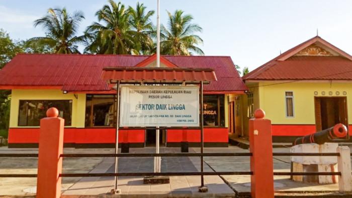 POLSEK DAIK - Kantor Polsek Daik yang berlokasi di Daik, Kabupaten Lingga, Provinsi Kepulauan Riau (Kepri). Seorang wanita berinisial Re, warga Desa Kudung, Kecamatan Lingga Timur, lapor ke Polsek Daik setelah diduga menjadi korban kekerasan dalam rumah tangga (KDRT).