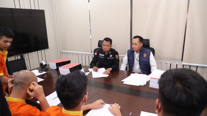 POLISI TEWAS DI ASRAMA POLDA KEPRI - Kasubdit IV Ditreskrimum Polda Kepri, Kompol Tri Prasetiyo, S.I.K., M.H saat memimpin tahap 2 ke Kejati di ruang Kejari Batam baru-baru ini. Empat anggota Polri yang menjadi tersangka dalam kasus kematian Bripda Natanael Simanungkalit akan menjalani sidang perdana di Pengadilan Negeri (PN) Batam, Kamis (30/7/2026).