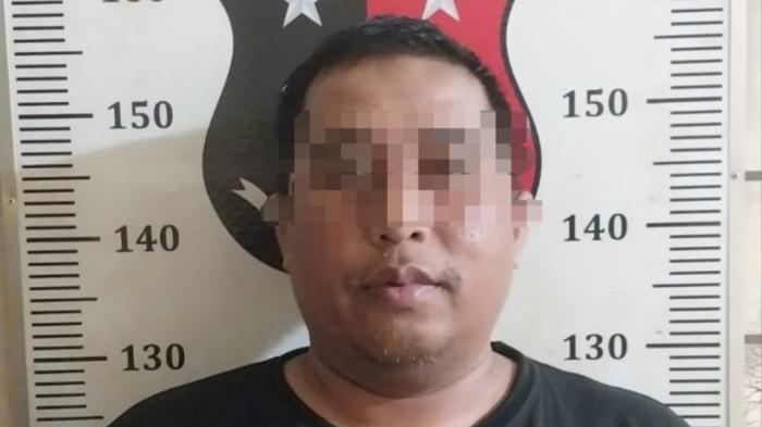 KEPSEK SMA TARUNA KEPRI - Ahandi Prayatno, pelaku penggelapan dana pendidikan SMA Taruna Kepulauan Riau di Mapolsek Batuaji, Senin (27/7/2026). Kepala sekolah SMA Taruna Kepulauan Riau itu diduga mengelapkan uang SPP hingga pendaftaran murid baru hingga Rp143 juta.
