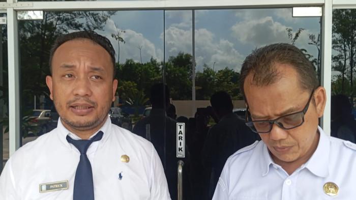 RAZIA PAJAK KENDARAAN - Kepala Bapenda Batam Raja Azmansyah (kanan) bersama Kepala UPT Samsat Batam Centre Patrick Marcos Lech Welesa Nababan (kiri), saat memberikan keterangan usai razia pajak kendaraan bermotor di Batam, Rabu (29/7/2026). Dari pembayaran PKB di tempat, Bapenda Kepri menghimpun penerimaan sebesar Rp52.405.900.