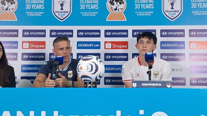 RAIH KEMENANGAN PERDANA - Pelatih Timnas Indonesia John Herdman bersama pemainnya, Mitchell Baker melakukan konferensi pers usai sukses menaklukkan Kamboja dengan skor 5-1 di Stadion Pakansari, Bogor, Senin (27/7/2026). Tribunnews/Abdul Majid.