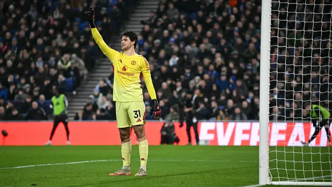 Dipercaya sebagai starter, Lammens tampil solid di bawah mistar gawang Setan Merah. (AFP/Paul Ellis)
