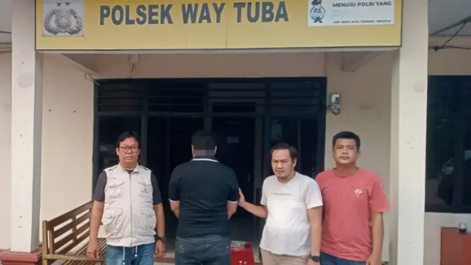 Kepala stasiun kereta api di Kabupaten Way Kanan, Lampung, berinisial DRS (35) diringkus polisi terkait kasus penipuan modus rekrutmen satpam. (Dok. Istimewa).