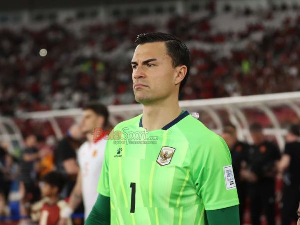 Kiper Timnas Indonesia, Emil Audero, saat hadir jelang bertanding di Stadion Utama Gelora Bung Karno, Senayan, Jakarta, Senin (30/3/2026).