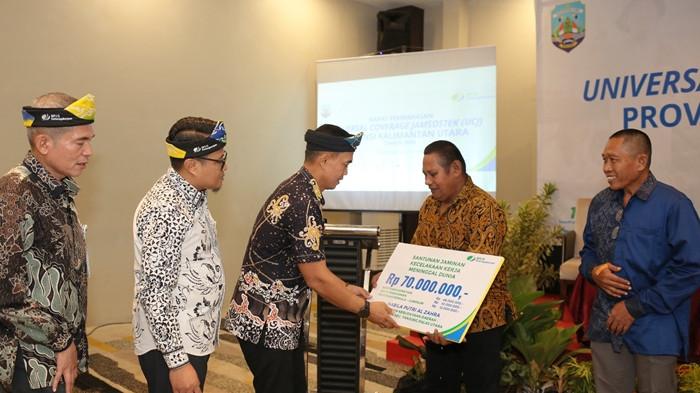Penyerahan santunan Jaminan Kecelakaan Kerja di Bulungan