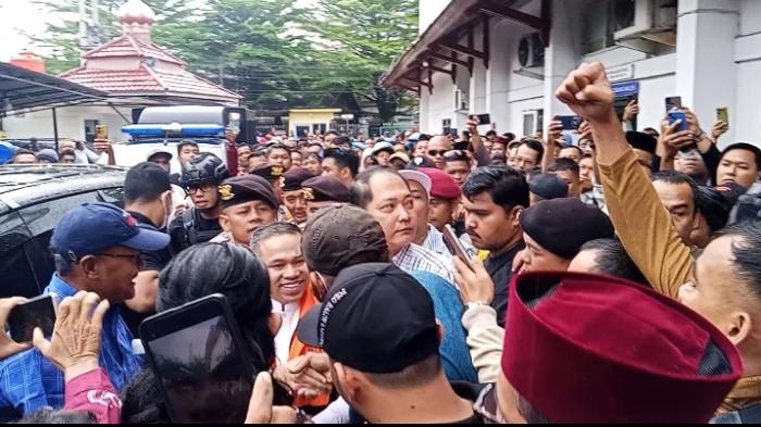 Abdul Wahid saat keluar dari mobil tahanan menuju ruang sidang di PN Pekanbaru, Kamis (30/7/2026).